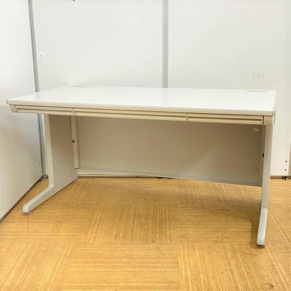 【定番のニューグレー】上長席にピッタリな幅1400㎜タイプ
                        SD
                                    中古
            