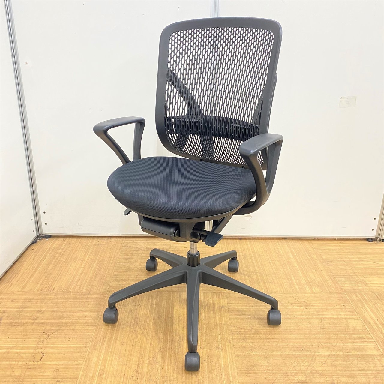 【通気性と安定感を備えた樹脂メッシュ】優れた機能性とオシャレなデザイン！
                        イエラ 
                                    中古
            