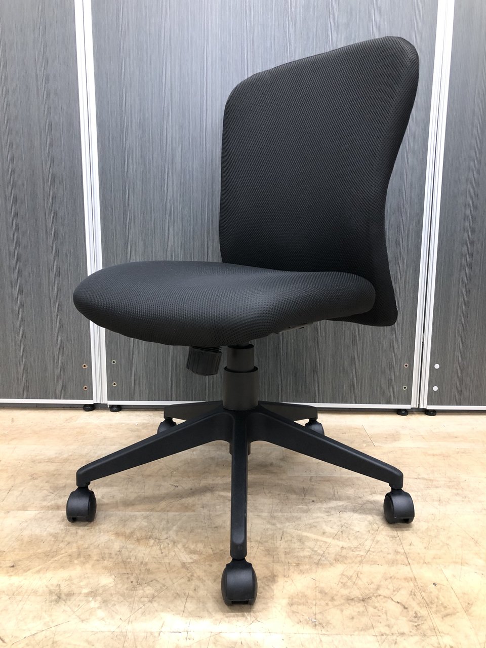 【新品】弾力のある座り心地が魅力!!オフィスワーカーにオススメする、ロープライスのデスクチェア!!【オフィスチェア】【岐阜】【大垣】【愛知】
                        シャトル
                                    新品
            