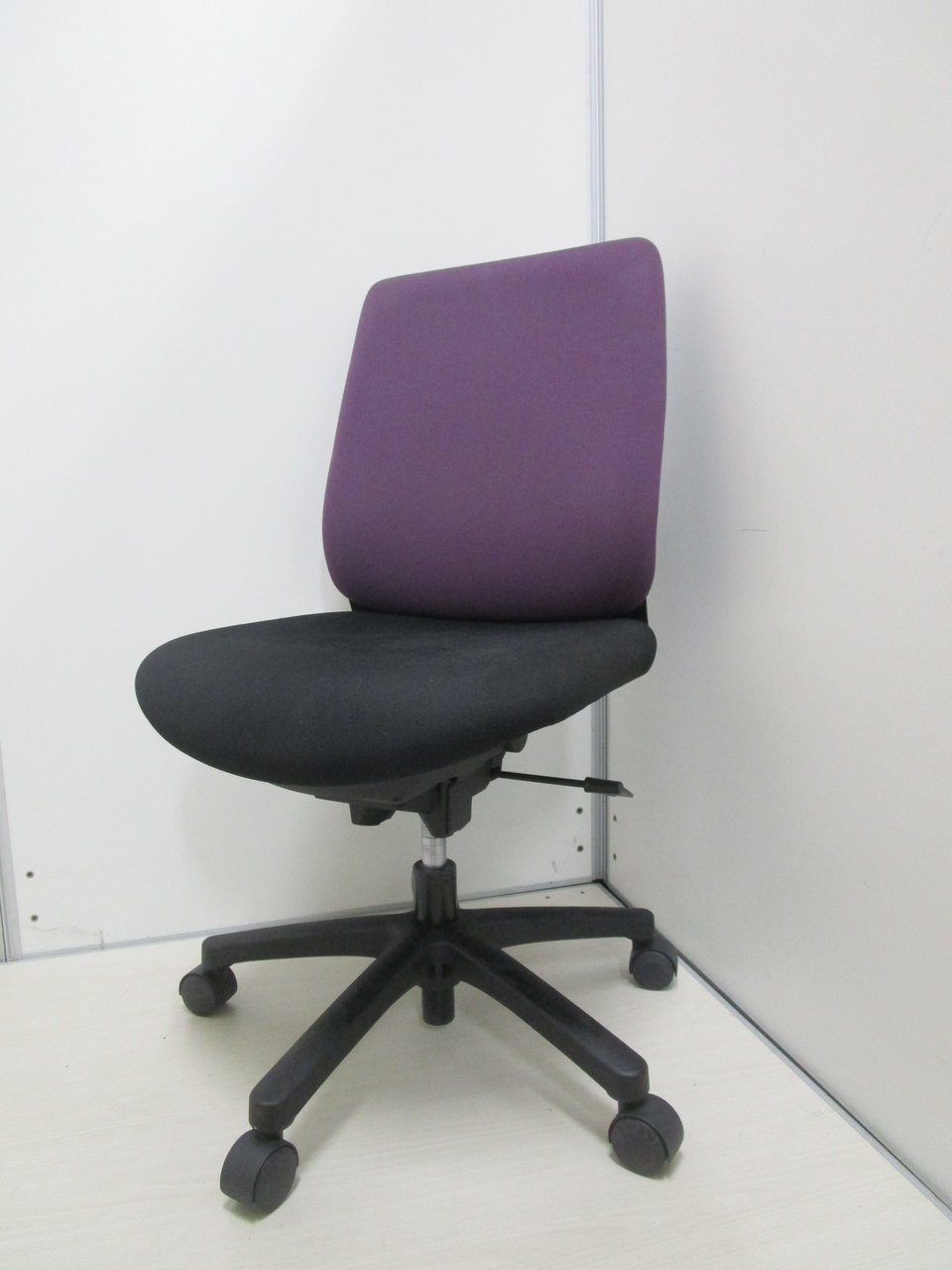 【定番機種】シンプルなオフィスチェア【1脚限定】
                        トルテR 
                                    中古
            