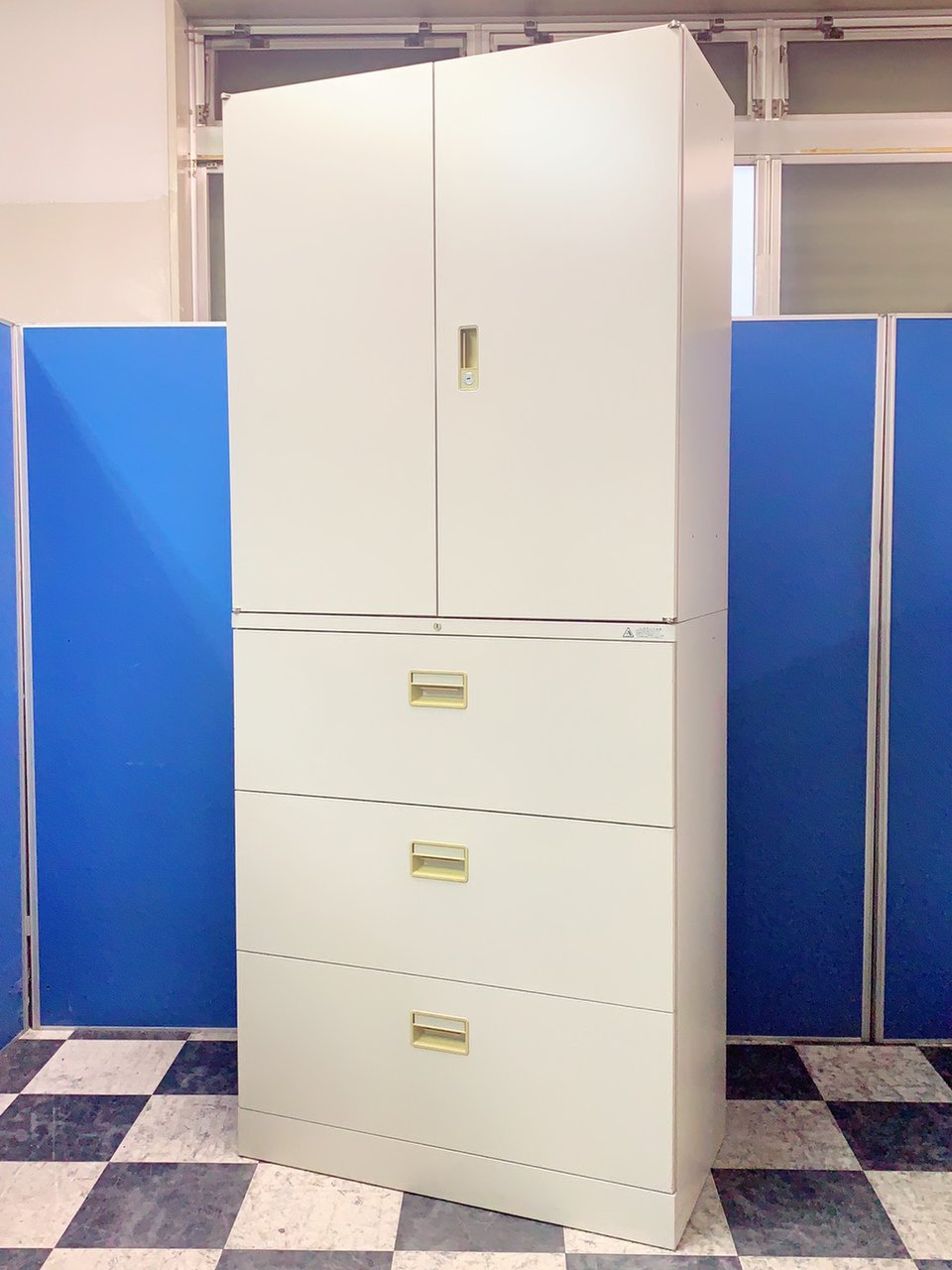 【鍵付きAランク】【迷ったらコレ！】オフィスの定番上下書庫※上段両開き＆下段3段◆オカムラ製４２シリーズ
                        42 
                                    中古
            