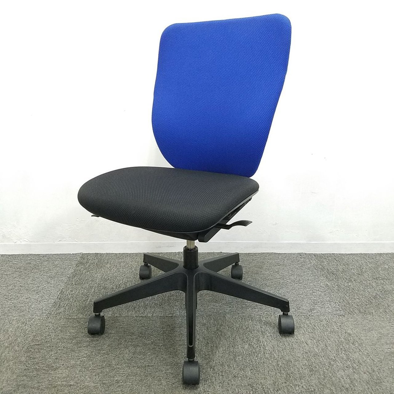 【20%オフ】【3脚入荷】標準でランバーサポートが搭載されたおすすめOAチェア入荷！中古 オフィス 家具　テレワーク　在宅ワーク
                        プラオ 
                                    中古
            