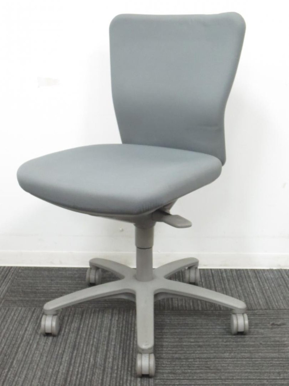 okamura オカムラ　カロッツァチェア　グレー　スタンダードチェア
                        カロッツァ 
                                    中古
            