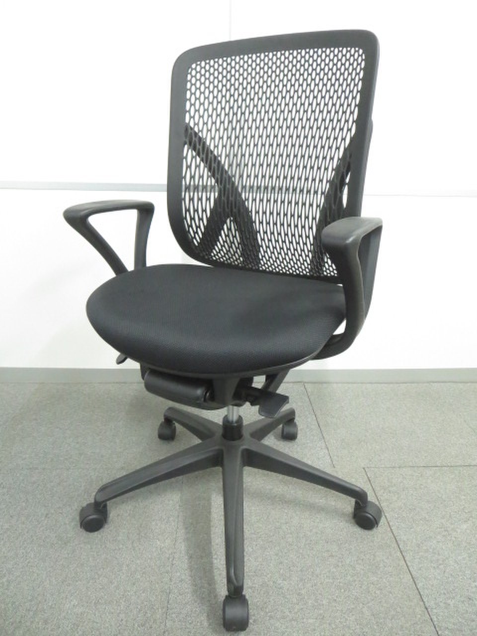 【優しく包み込む樹脂メッシュ！】■イエラチェア（Yera）　肘付　ブラック
                        イエラ 
                                    中古
            