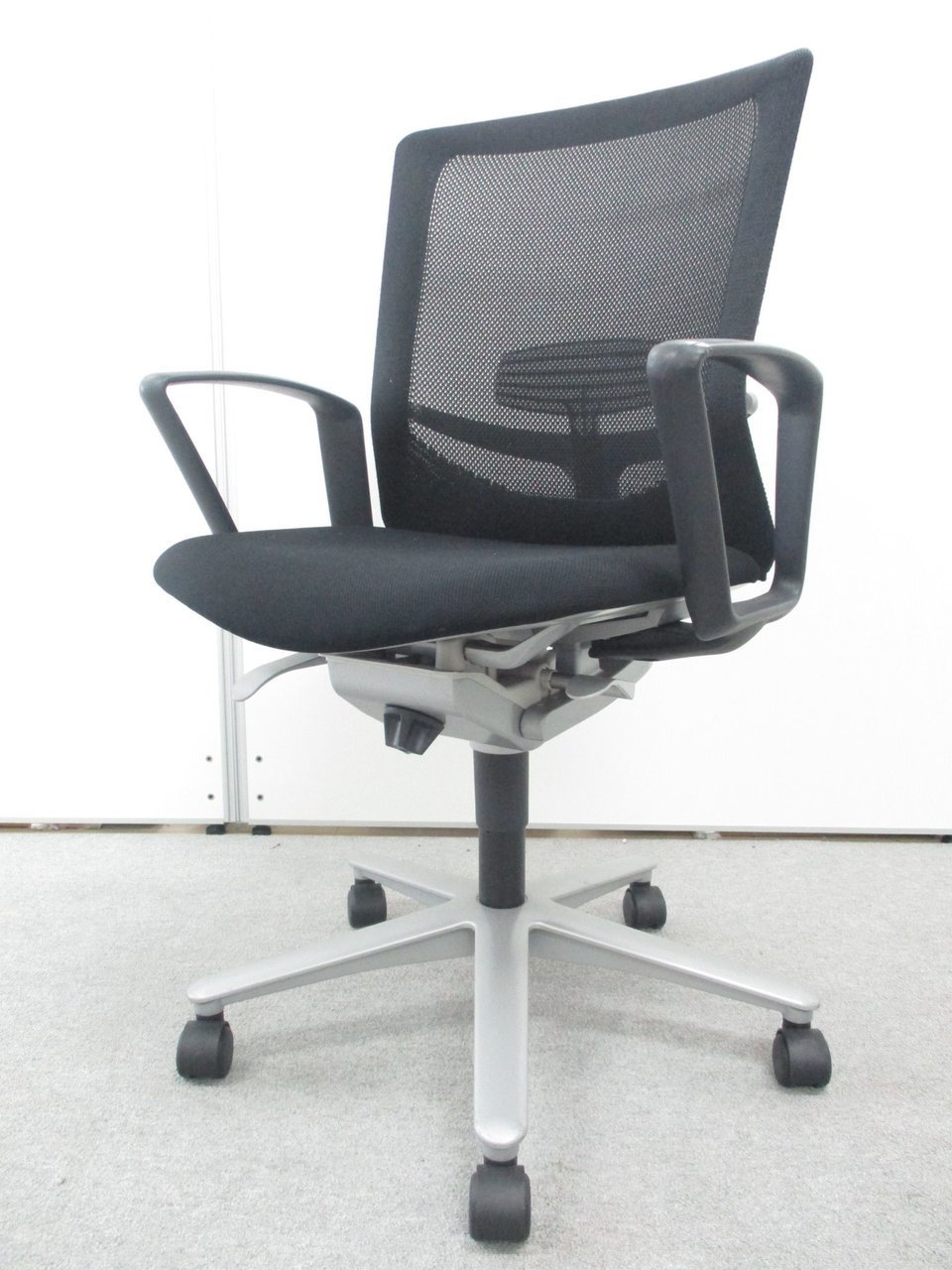 内田洋行製の肘付きローバックチェアが入荷！！カッコいいブラックカラー！！【尼崎店限定価格】
                        レジア 
                                    中古
            