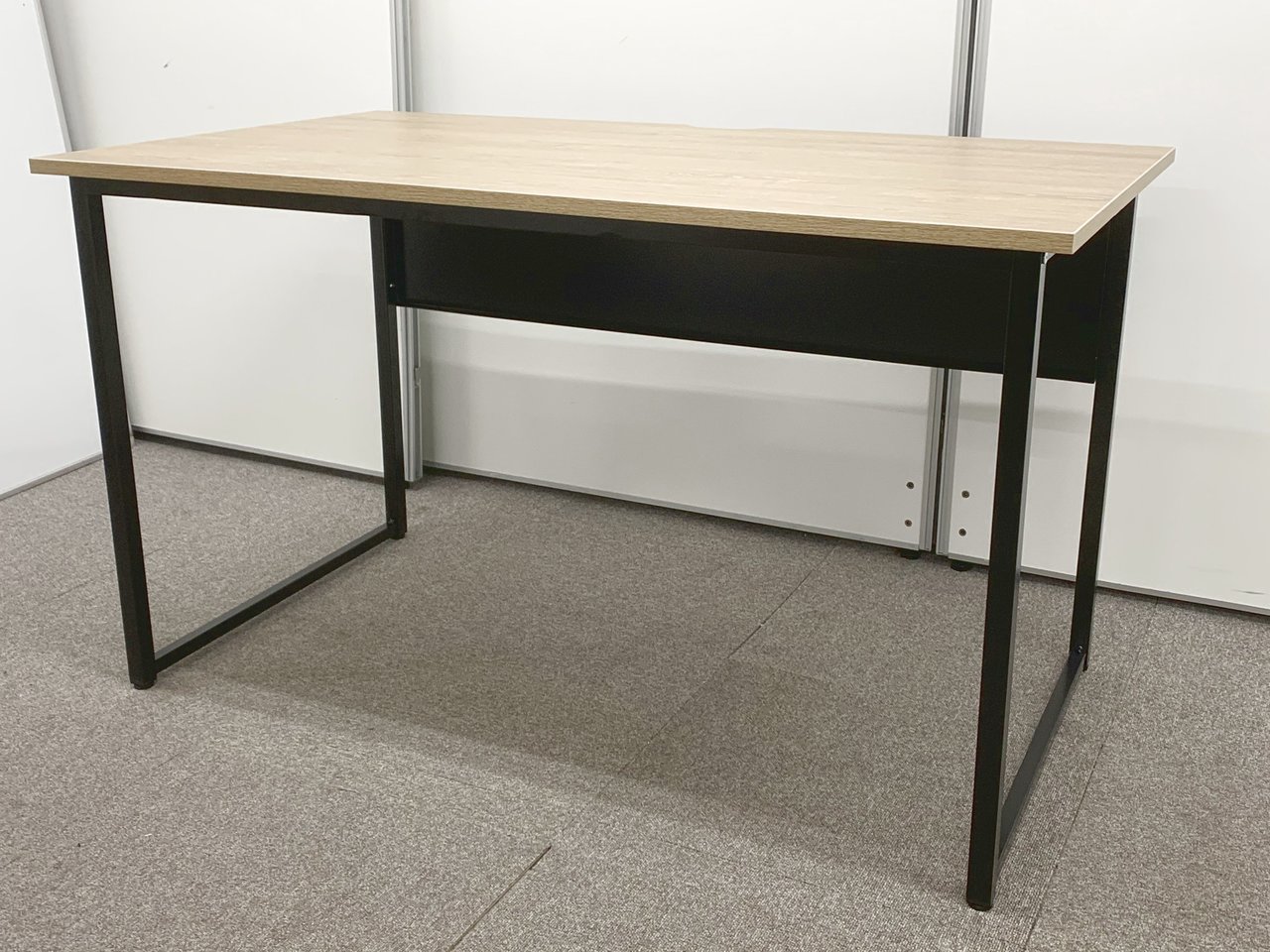 【オシャレな木目調の天板が印象的なデスク】自宅用に机を探している方、いかがですか？
                        SFD
                                    新品
            