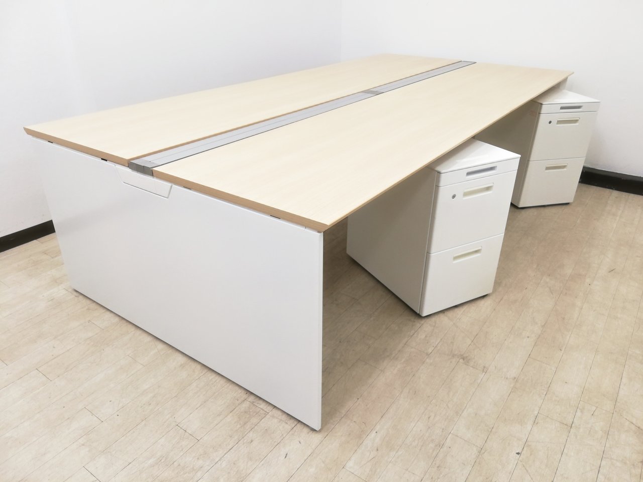 【幅3200㎜】要注目商品！レイアウト変更おススメフリアドデスク※配線カバー置き式ワゴン4台セット◆オカムラ製
                        プロユニットフリーウェイ 
                                    中古
            