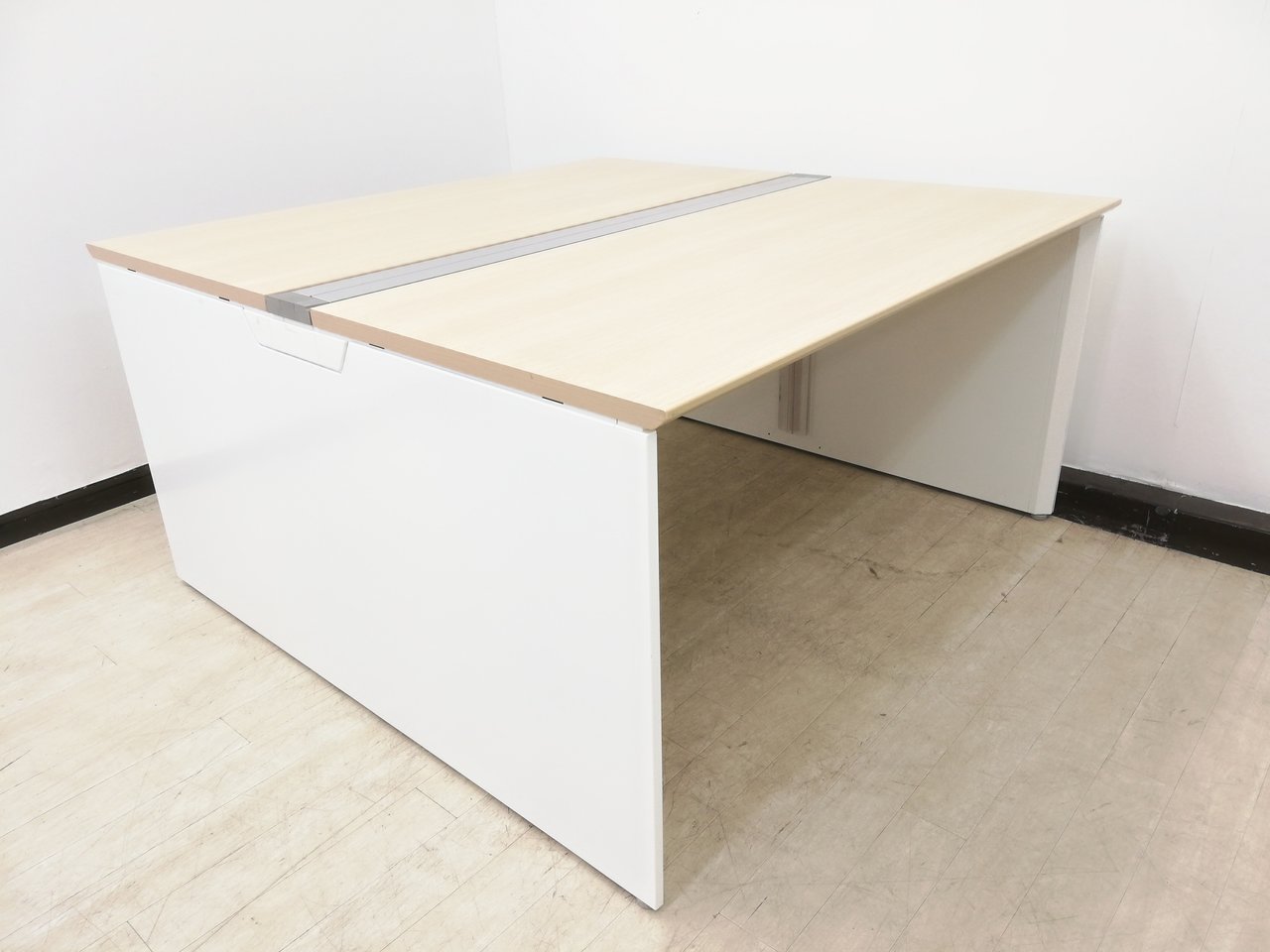 【幅1400mm】コンパクト2人用サイズフリアドデスク※配線カバー開閉式◆オカムラ製
                        プロユニットフリーウェイ 
                                    中古
            