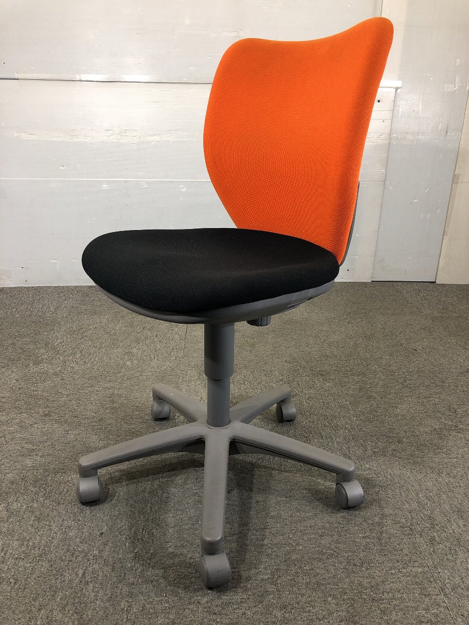 オレンジ/ブラックの奇抜なデザインのチェア入荷しました。
                        その他シリーズ
                                    中古
            