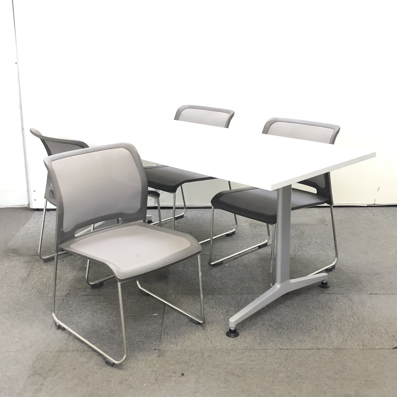 【尼崎店限定価格！！】ミーティングテーブルとグレーカラーのチェア4脚セットで、お得です！！【関西在庫数ナンバーワン・尼崎店】
                        その他シリーズ
                                    中古
            