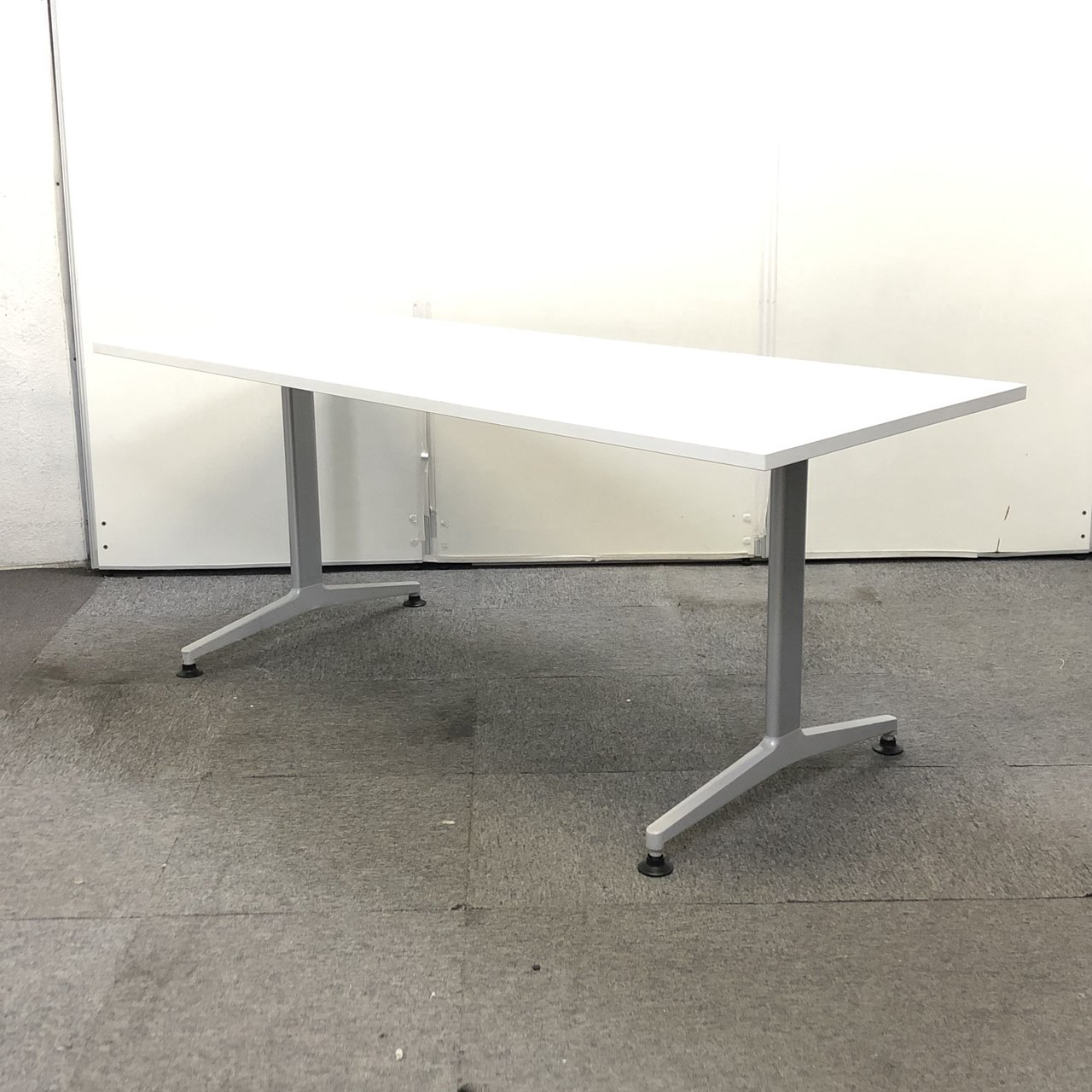 【定番ホワイトカラーのミーティングテーブル!！】丁度良い大きさのテーブルなので使い勝手がいいですよ！！【関西在庫数ナンバーワン・尼崎店】
                        JUTO
                                    中古
            