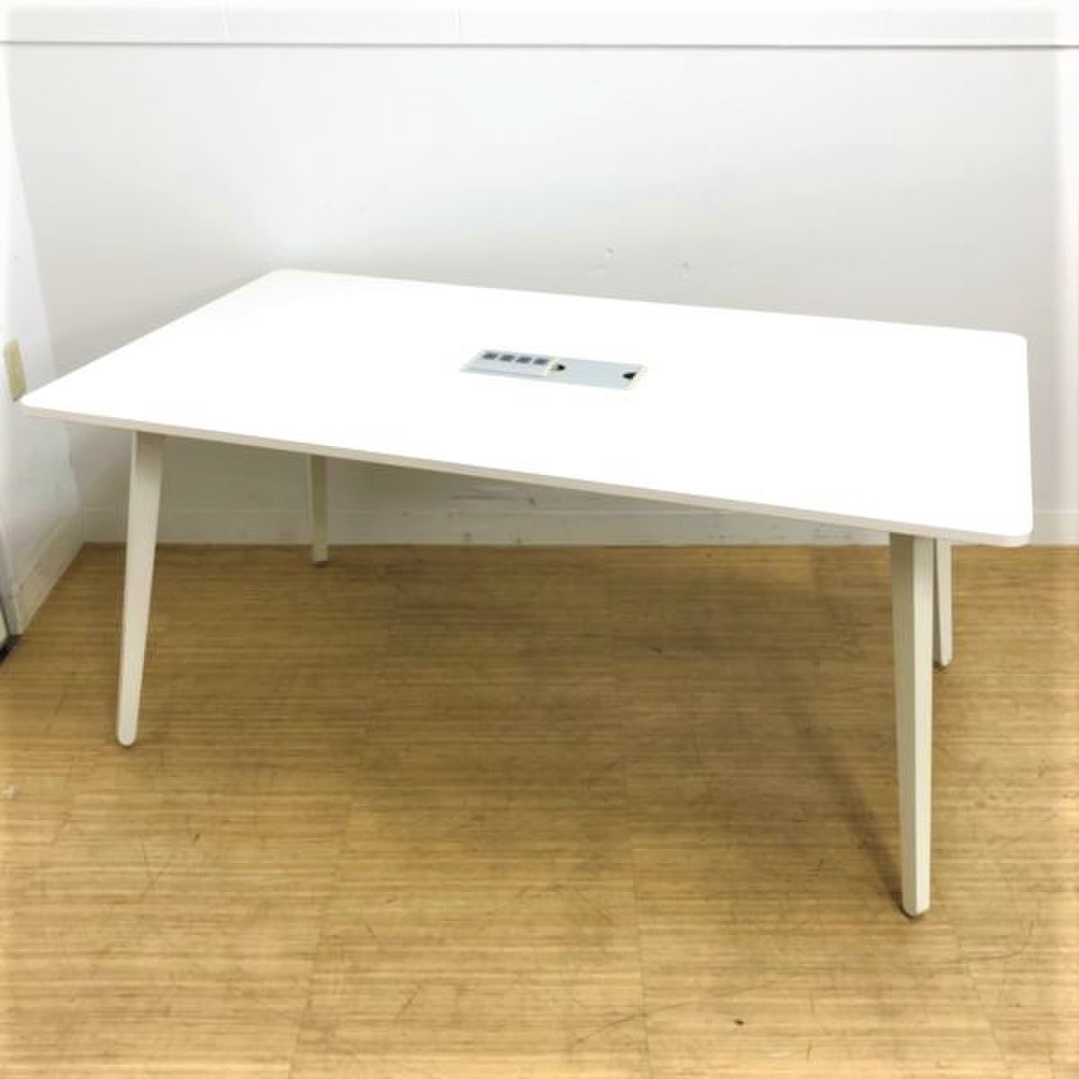 【3台限定入荷】【電源タップ付きで働きやすいテーブル】高いデザイン性・機能性を両立　ウチダ　レムナ
                        レムナ 
                                    中古
            