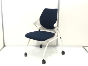 【長時間会議のお供に！】
ミーティングチェアでは珍しい「フィット＆フリー」構造で座り心地抜群！