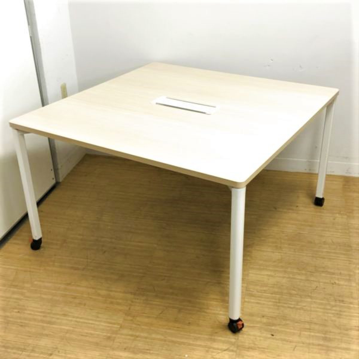 【キズありのため特価品】【木目でラウンドした天板が柔らかな表情に】明るいナチュラル色がオフィスに温かな雰囲気を　ウチダ　プレナ
                        プレナ 
                                    中古
            