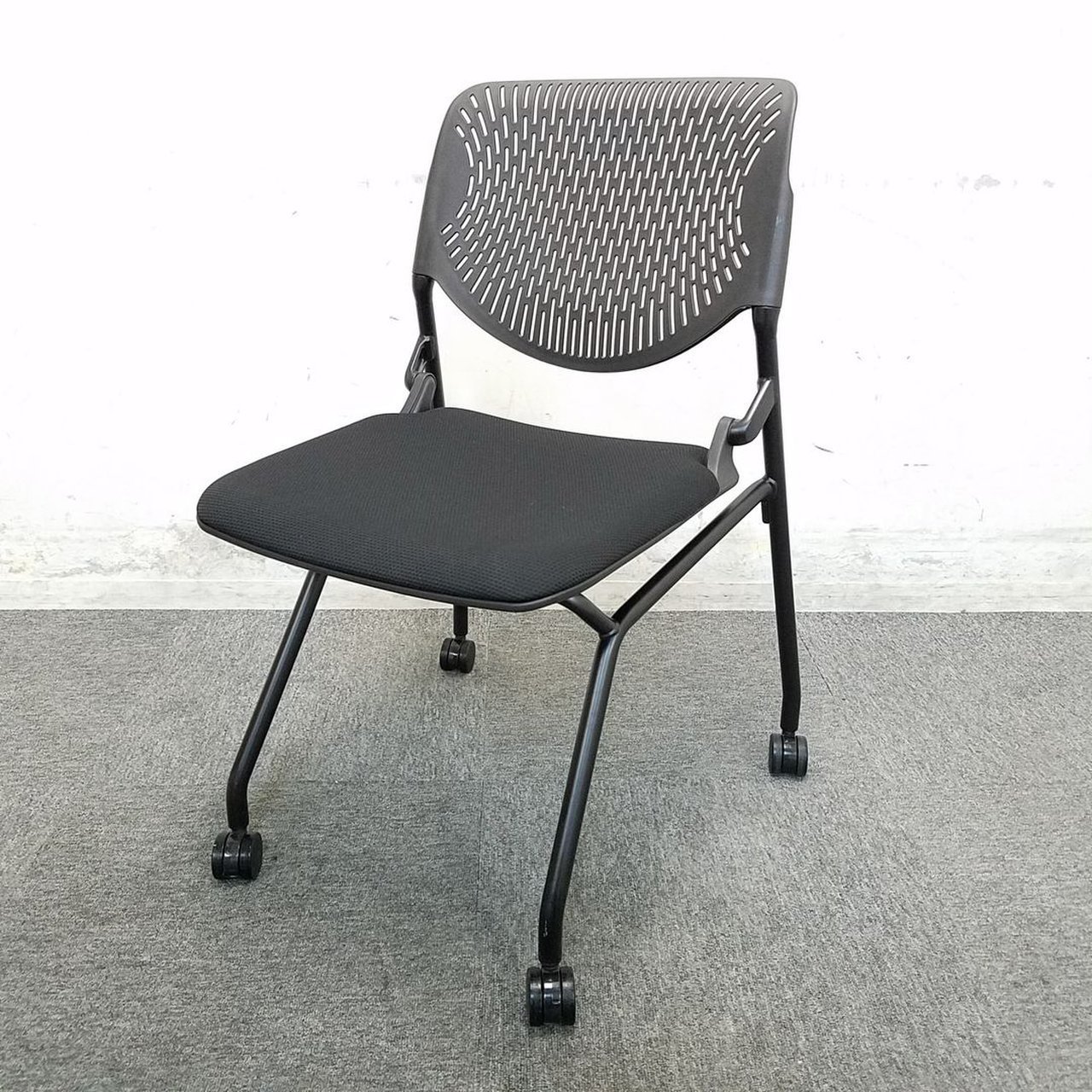 【尼崎店限定価格！！】オカムラ｜ルナ｜81S1CK｜ロット商品｜キャスター付きネスティングチェア！！【関西在庫数ナンバーワン・尼崎店】
                        ルナ 
                                    中古
            