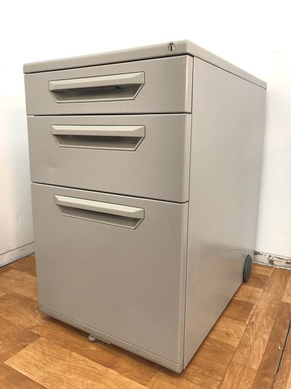 【収納力バツグンな3段ワゴンの入荷です！！】■内田洋行
                        その他シリーズ
                                    中古
            