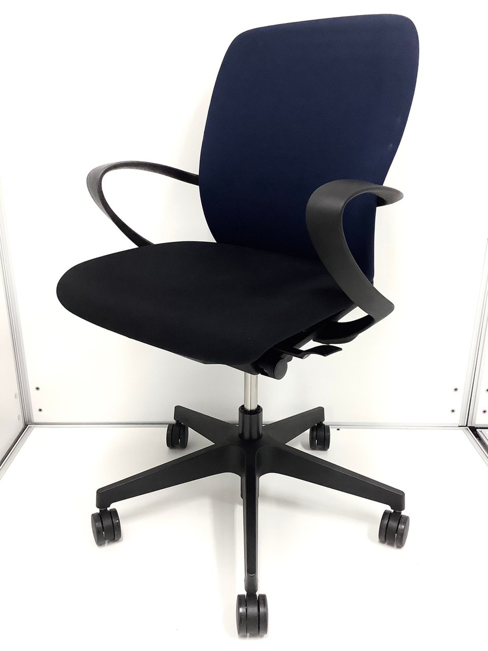 2018年製／大人気／定番／品質良好　◆ITOKI／イトーキ　◆fulgo／フルゴ　※色：ネイビーブルー
                        フルゴ 
                                    中古
            