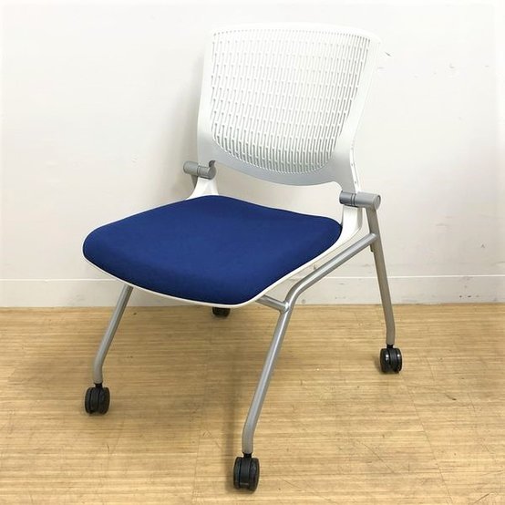 【定番で使い勝手のいい会議用イス】ホワイトとブルーの配色が爽やか　オカムラ　グラータ