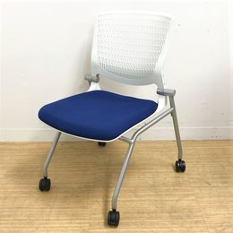 【定番で使い勝手のいい会議用イス】ホワイトとブルーの配色が爽やか　オカムラ　グラータ