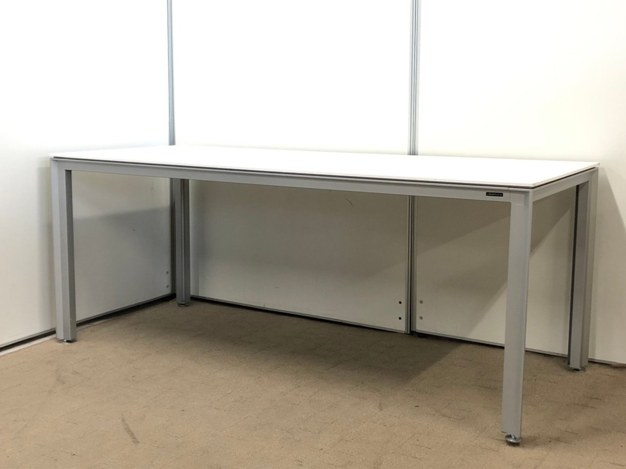 【テーブルは立川店にお任せ！】
シンプルデザインの4つ脚テーブル！
ジグザグに座って感染予防！
                        その他シリーズ
                                    中古
            