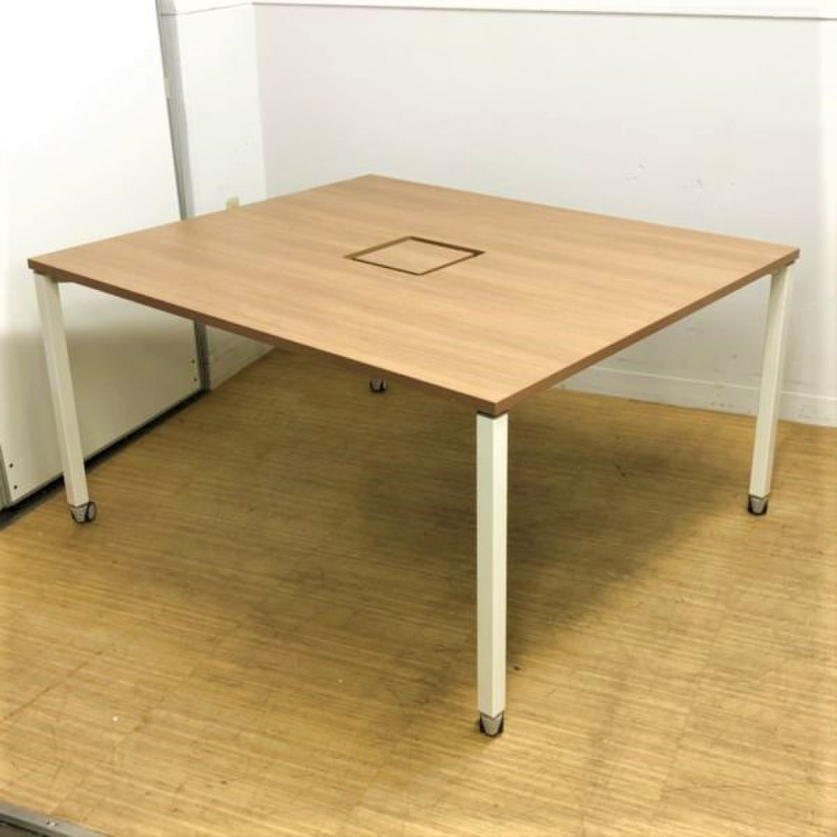 フレキシブルな働き方にあわせて！レイアウトも自由自在！キャスター付きワークデスク　オカムラ　アプションフリー　ネオウッドミディアム
                        アプションフリー 
                                    中古
            