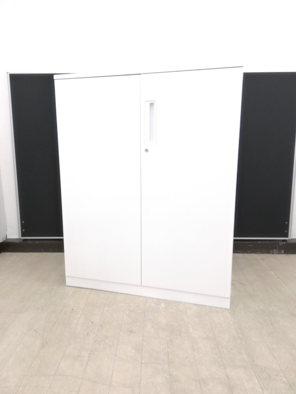 【鍵あり】美しいホワイト収納両開き※天板つき◆コクヨ製エディア（EDIA）
                        エディア 
                                    中古
            