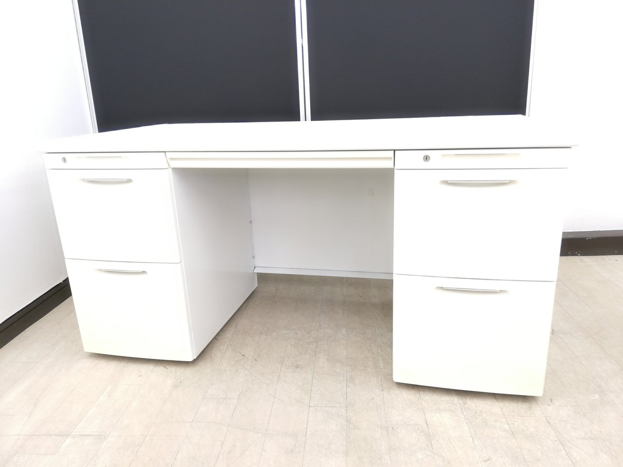 【1台限定入荷】定番デスクSD-Vの別カラー入店！ホワイト※引出し全面日焼けあり◆オカムラ製
                        SD-Vデスクシステム 
                                    中古
            