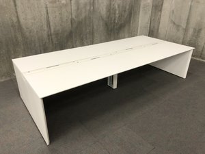 【効率の良いオフィス空間に！】■オカムラ製　フリーアドレスデスク　W3200mm（4～6名様用）■プロユニットフリーウェイ　ホワイト　電源コード付タイプ