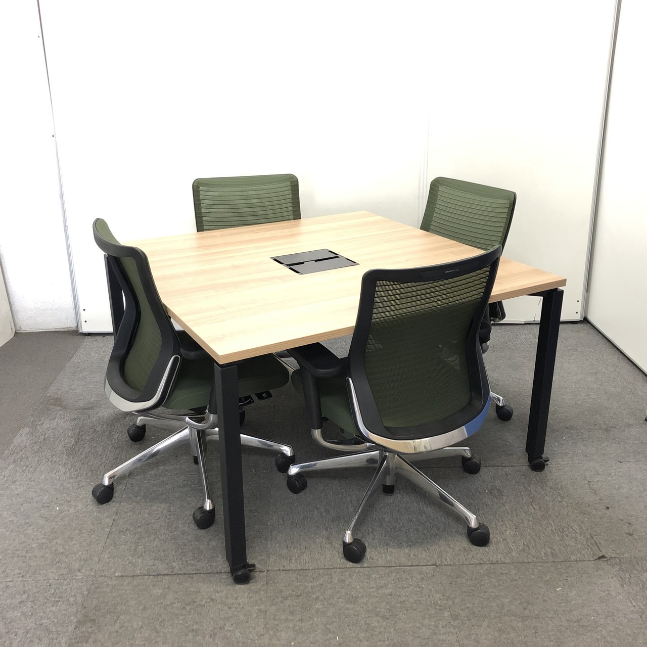 【尼崎店限定価格！！】フリーアドレスデスクと高級チェア、オカムラのコーラルの4脚セットで、お得です！！【関西在庫数ナンバーワン・尼崎店】
                        ワークソート 
                                    中古
            