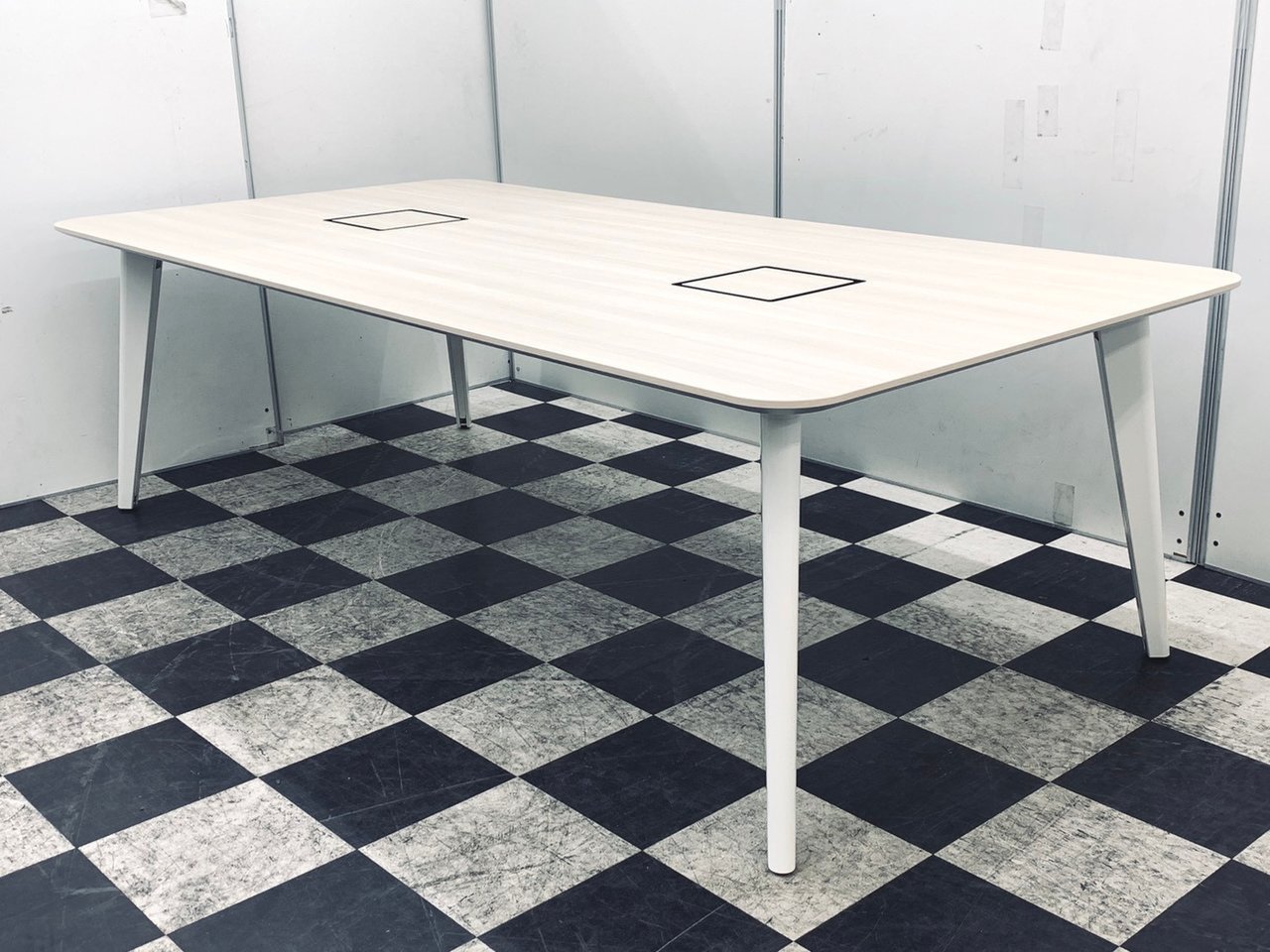 【距離を保って自由に仕事ができる】オカムラ製ライブス/四つ脚で安定性もしっかり！【オフィスの作り方】
                        ライブス 
                                    中古
            