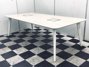 【距離を保って自由に仕事ができる】オカムラ製ライブス/四つ脚で安定性もしっかり！【オフィスの作り方】