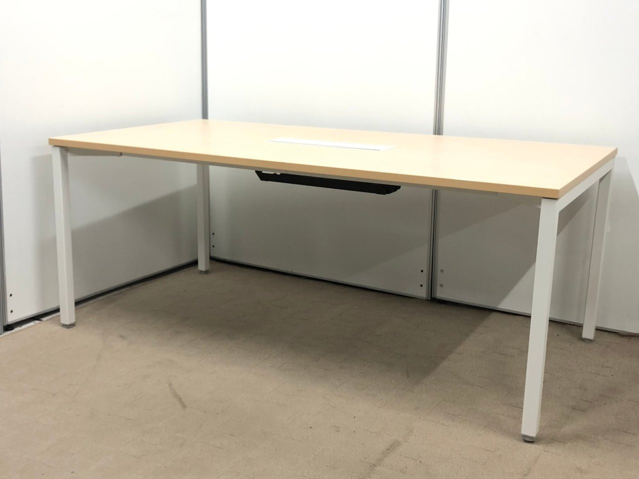 【4名用打ち合わせ】ウチダ製ミーティングテーブル/配線ダクト付き
                        ノティオ 
                                    中古
            