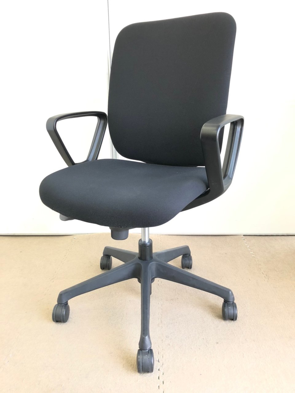 【迷ったらこれ！】オフィスの定番商品！オカムラ製チェア/肘付ハイバック
                        CG-R 
                                    中古
            