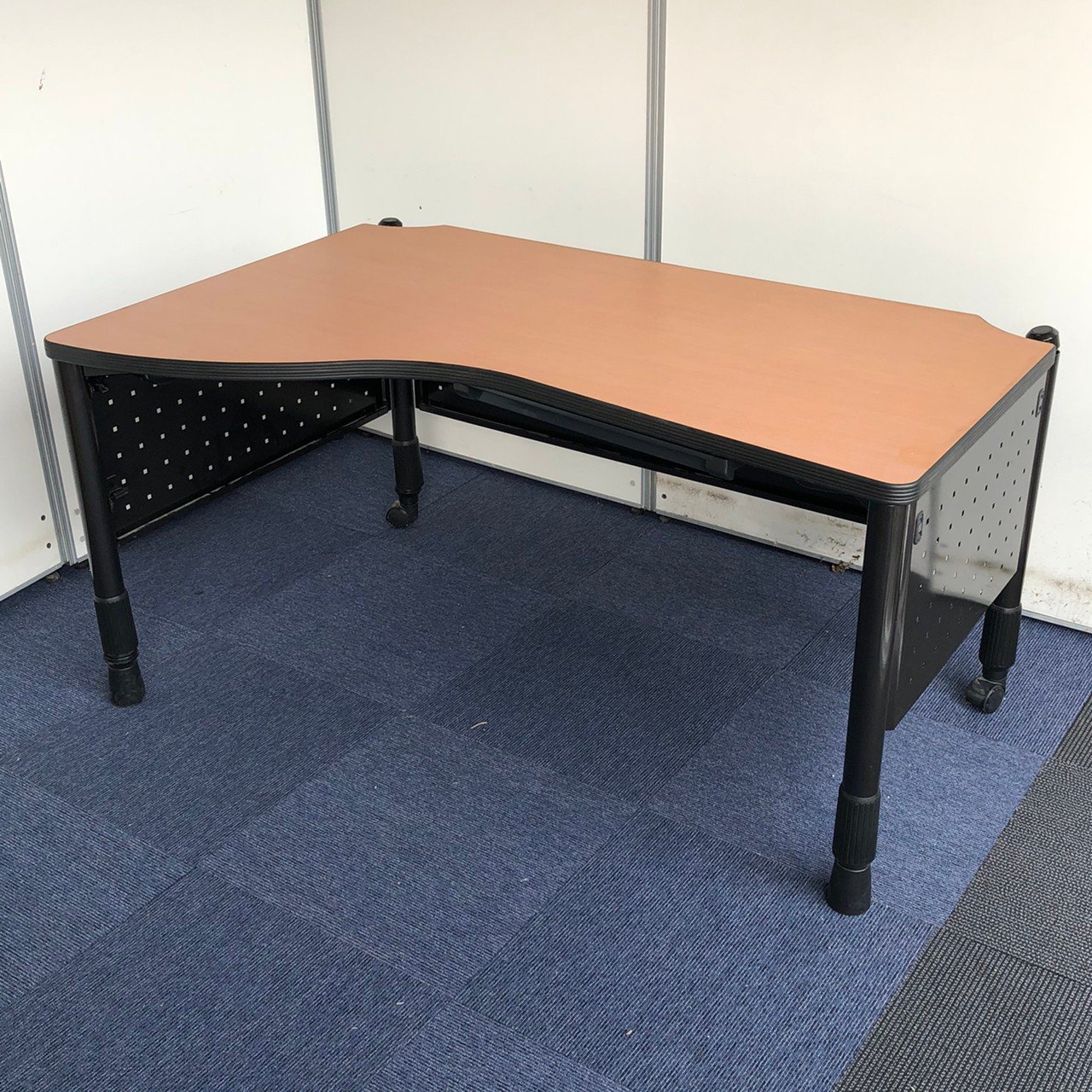 木目天板のシックなデザイン。2月に満を持して発売を開始するセット商品の【俺の書斎シリーズ】にも是非ご注目ください！
                        アイウェーブ 
                                    中古
            