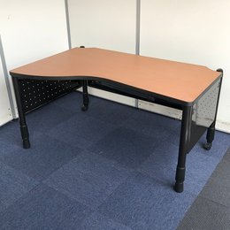 木目天板のシックなデザイン。2月に満を持して発売を開始するセット商品の【俺の書斎シリーズ】にも是非ご注目ください！