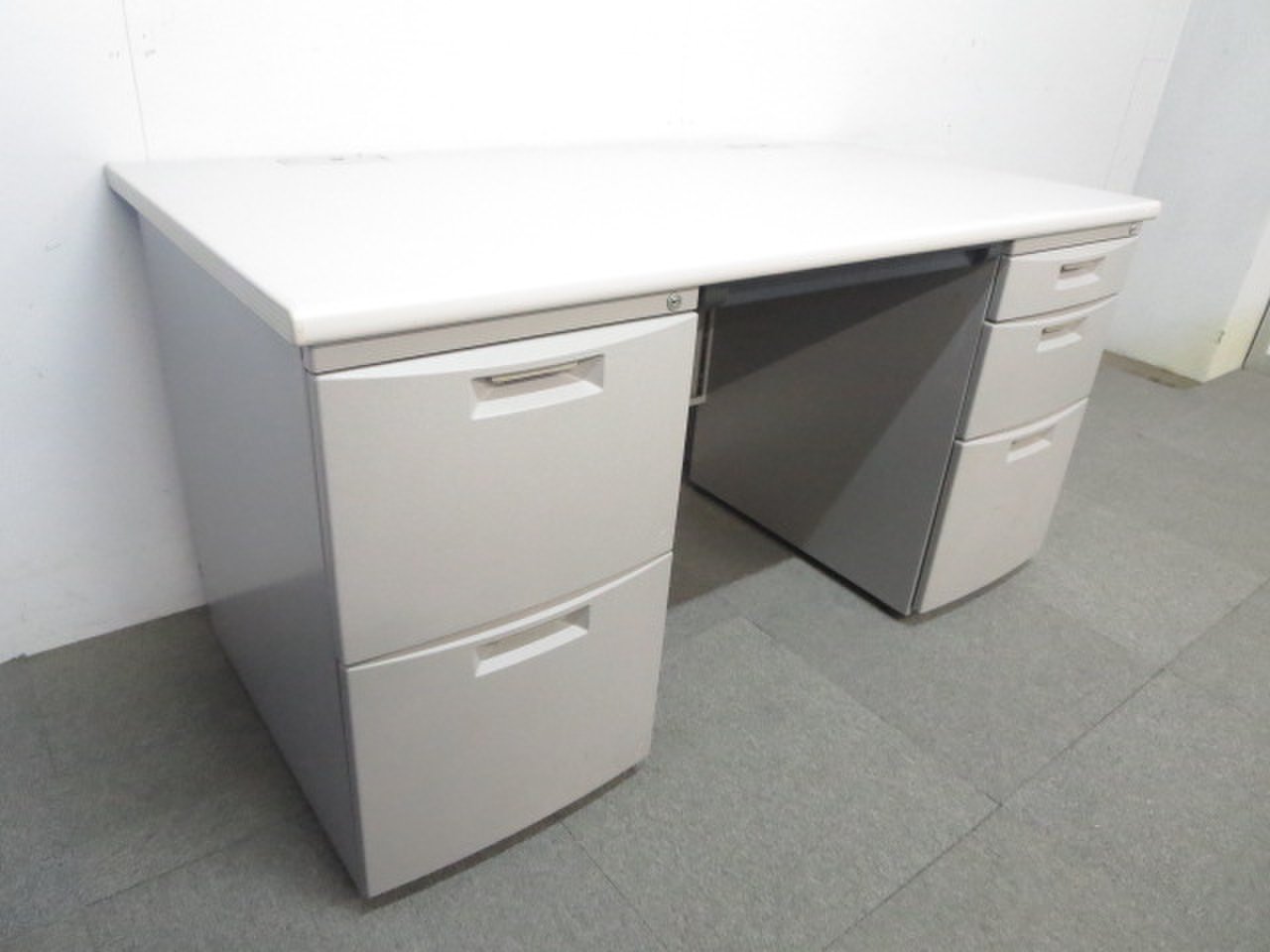 イトーキ製頑丈な両袖机が入荷しました！
                        CZ 
                                    中古
            