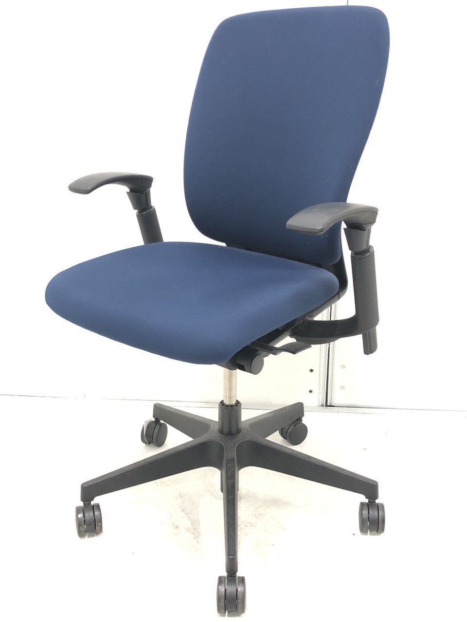 【肘に若干の使用感有】【定番のネイビーカラー】イトーキ製/フルゴチェア/※ロットで揃います。
                        フルゴ 
                                    中古
            