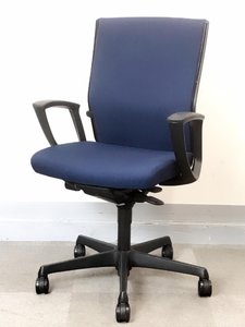 ロットで入荷しました。肘付き・ハイバックチェア。ネイビーブルーのため、色を合わせやすいのがメリットです。