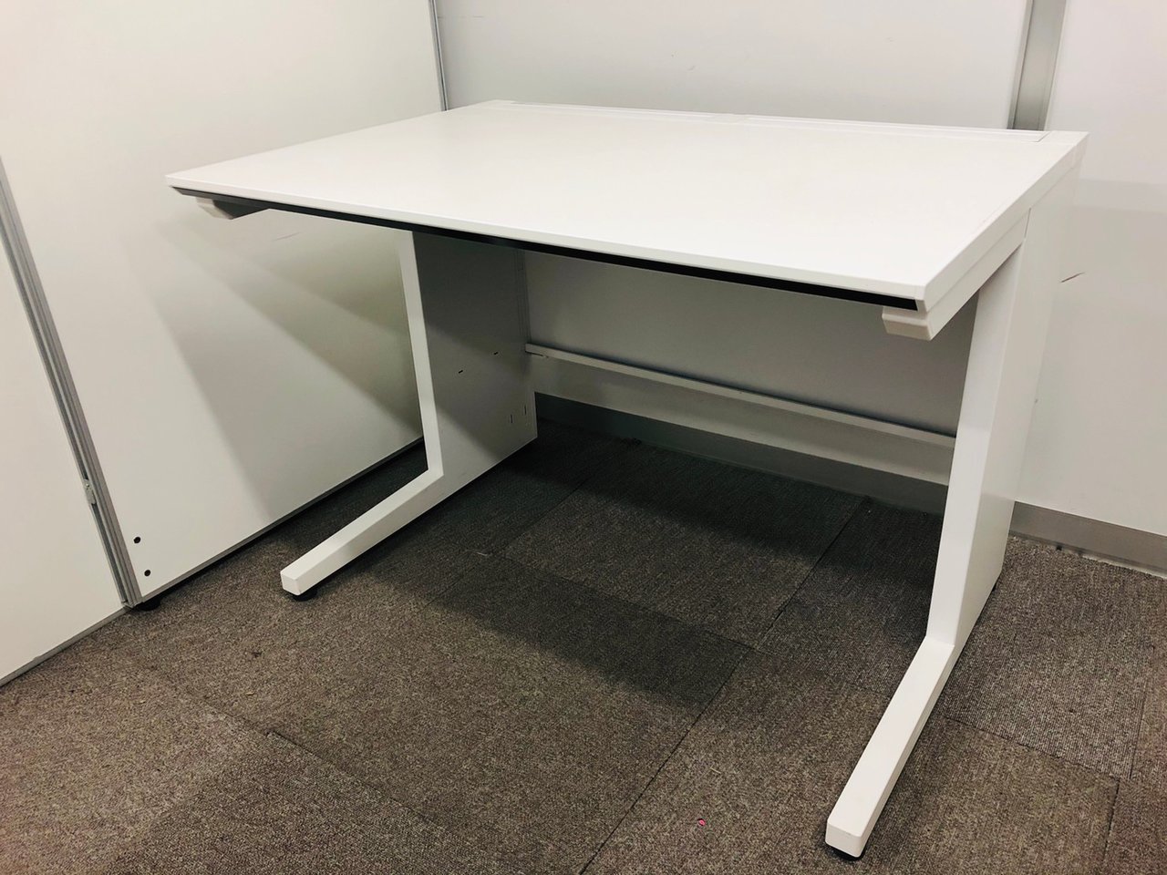 【小ぶりですが立派に使えます】ホワイトカラーが素敵なデスクです。
                        アイエス 
                                    中古
            