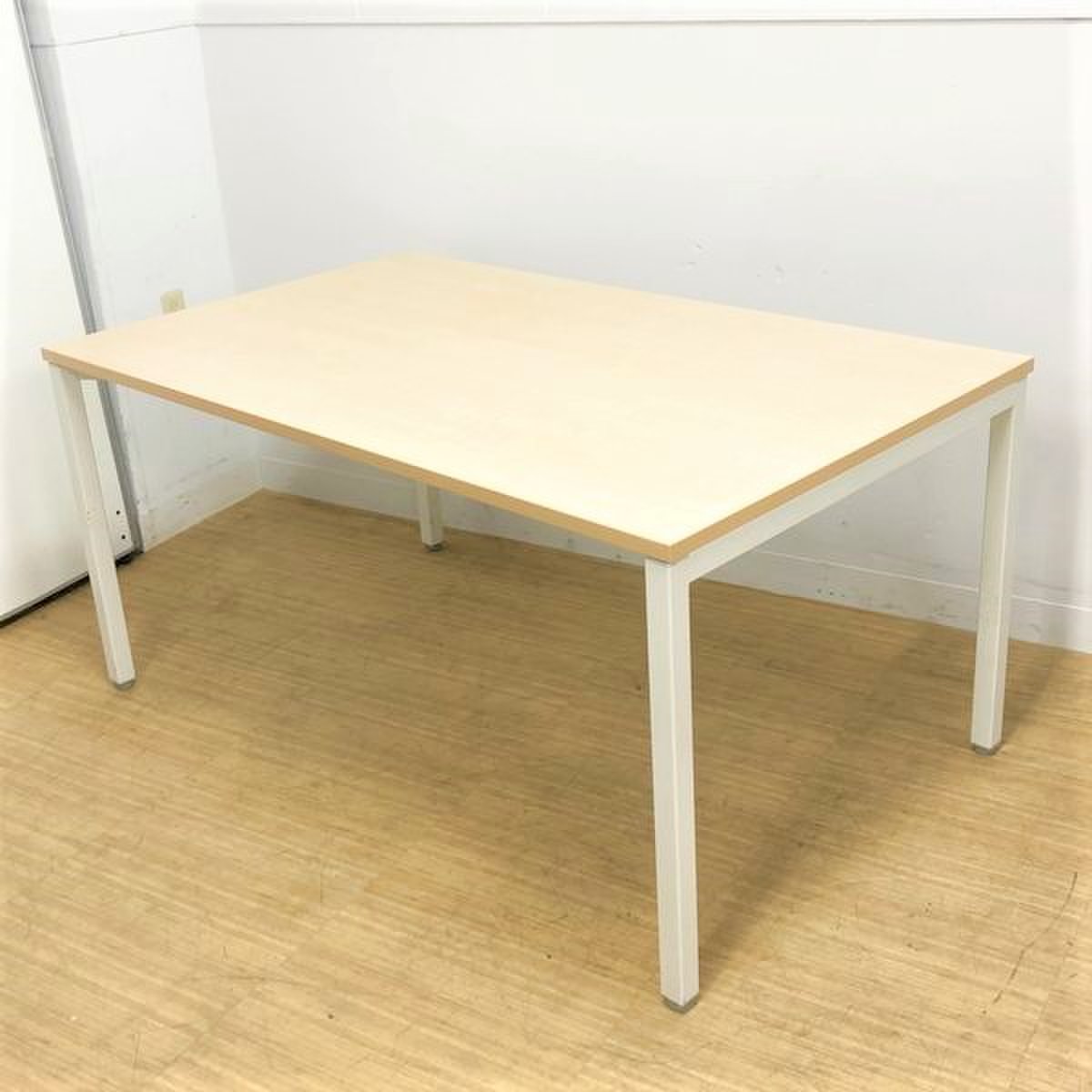 明るい木目＋ホワイトのオシャレなテーブル
                        ノティオ 
                                    中古
            