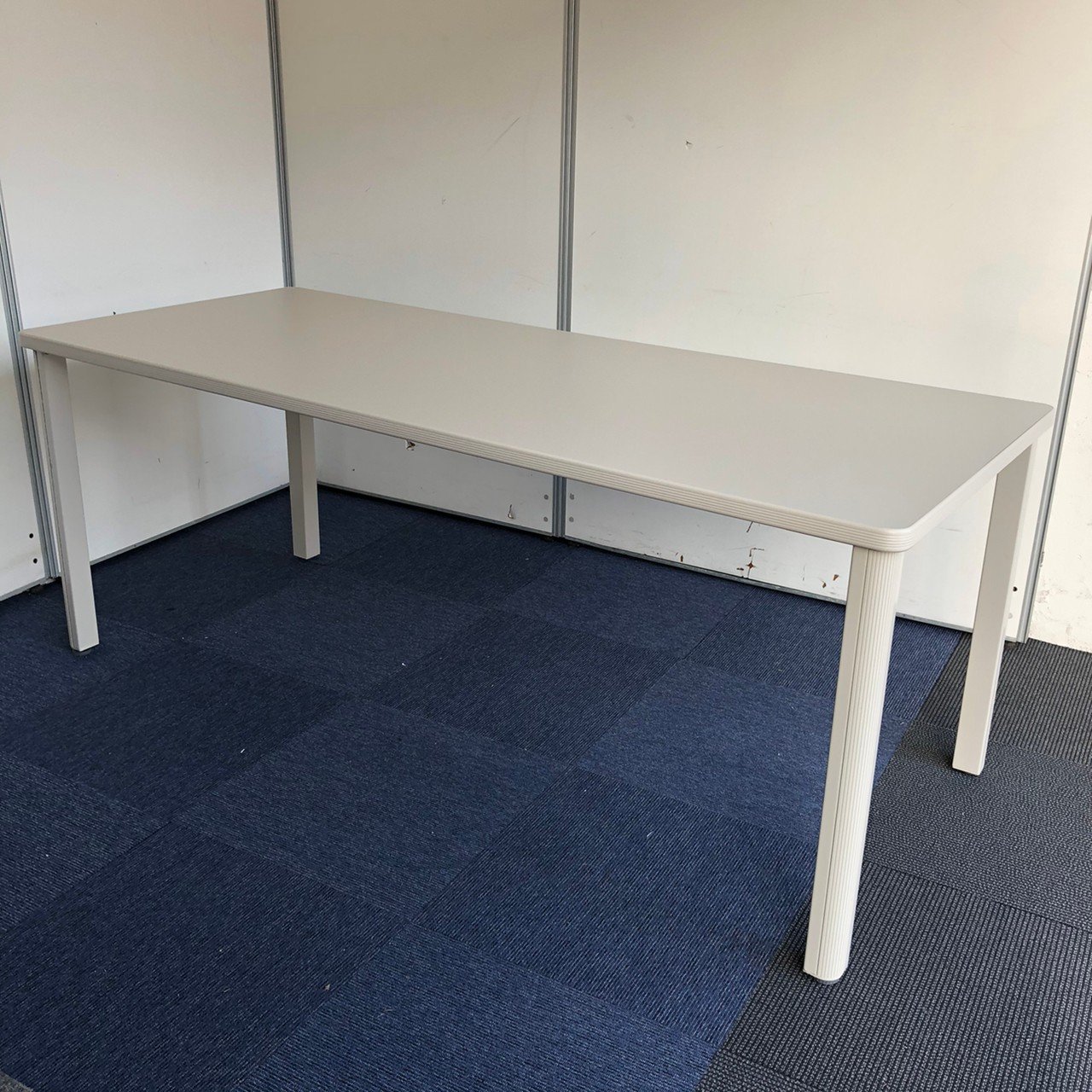 【コクヨ】【ミーティングテーブル】【新古品】【ニューグレー】【1800幅】【段ボール未開封】
                        その他シリーズ
                                    新古品
            