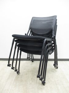 2018年製！4脚セット！オールブラックでカッコイイ！上に重ねてスタック収納可能！オカムラ