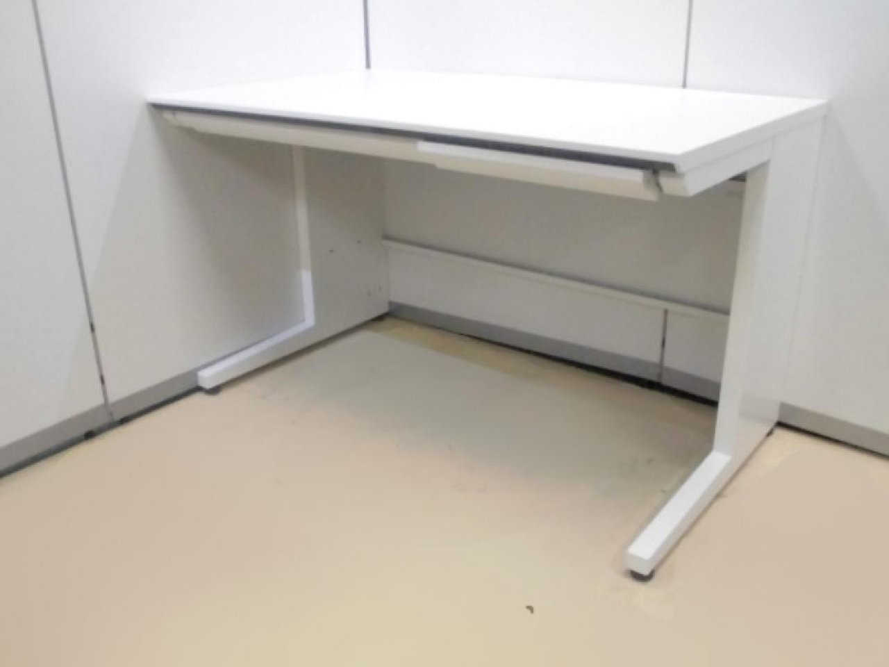 【コクヨ製】【ホワイト】【平机】【6台入荷】【引き出しホワイト】
                        iS
                                    中古
            