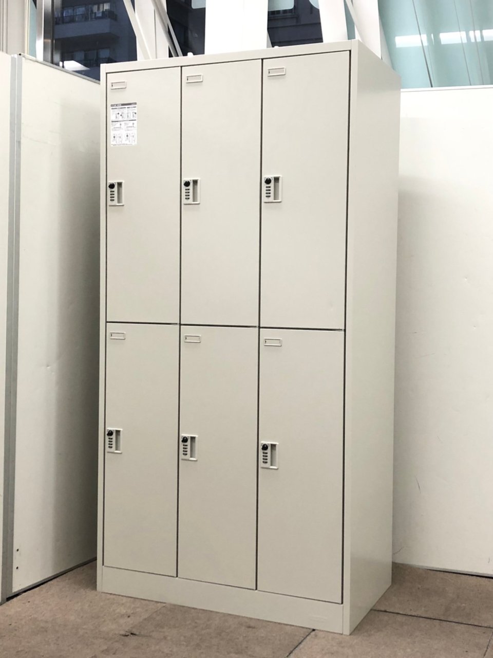 【限定1台】
今、人気のダイヤル開錠式！
オカムラ/6人用ロッカー/ライトスモーク
                        FZ 
                                    中古
            