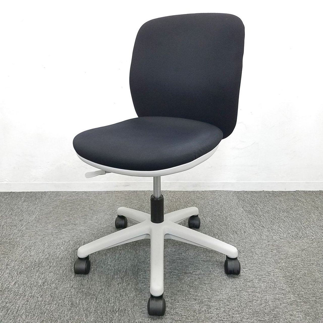 【4脚入荷】エニーザチェア｜人気のブラックカラー｜シンプルで使いやすいチェア！　中古家具　リサイクル　テレワーク
                        エニーザ 
                                    中古
            