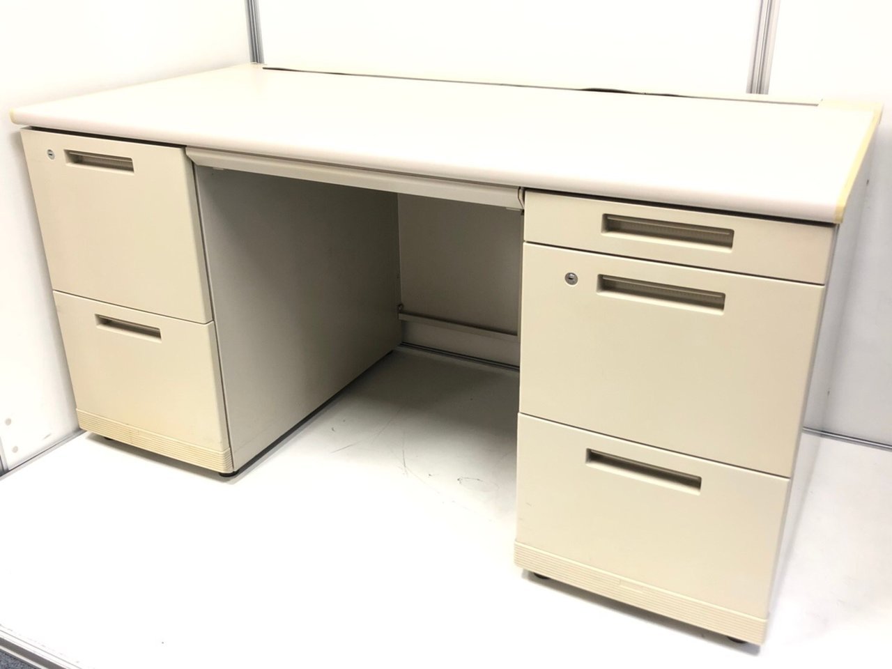 常に品薄&希少な大型デスク！両袖タイプなので書類の大量収納が可能！
※ちょっと訳あり品です。
                        新MX 
                                    中古
            