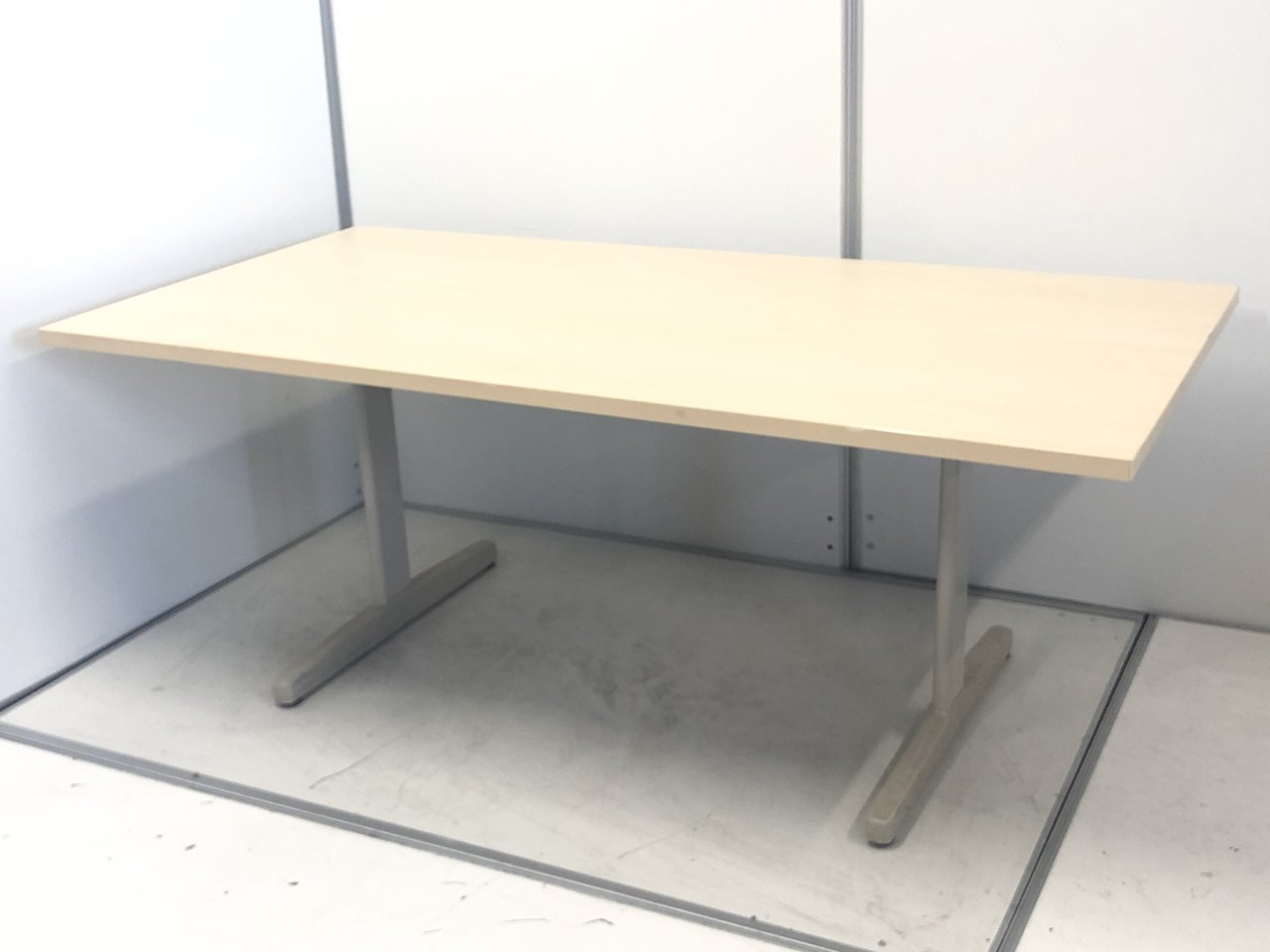 【４～６名用のミーティング用に！】
シンプルデザインのコクヨ製テーブルです！
                        その他シリーズ
                                    中古
            