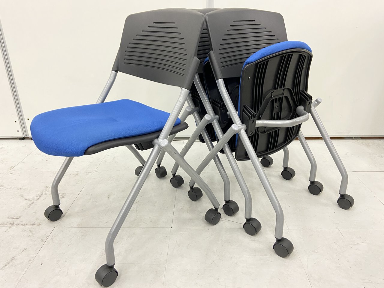 【4脚セット】コスパ最高！ノンブランド品ネスティングチェア◆さわやかブルーセット！
                        その他シリーズ
                                    中古
            