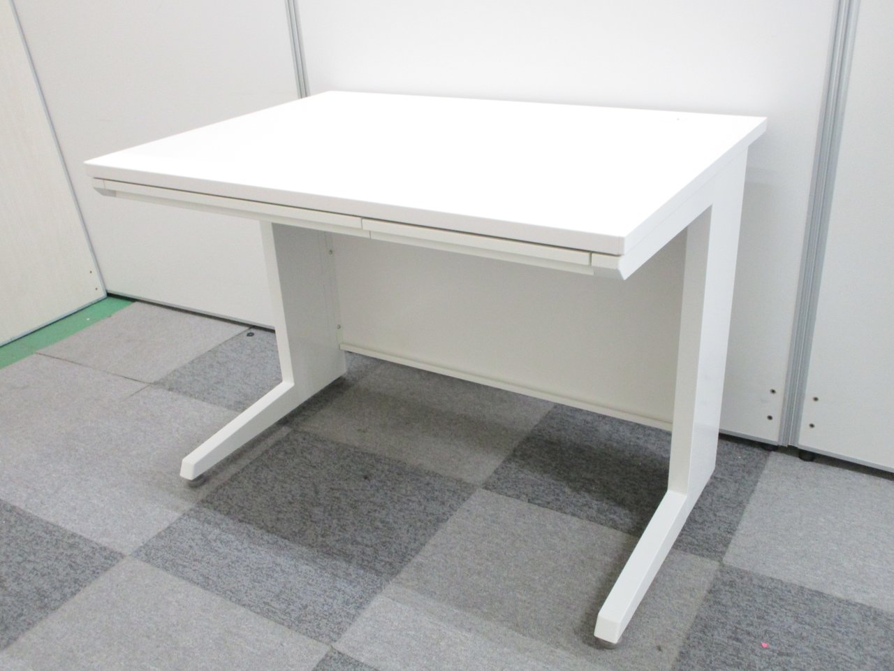 【Withコロナ時代の強い味方！】
縮小化オフィスにはコンパクトなデスクを！
幅100cmのスリムタイプ！【配線カバー欠品】
                        アドバンス-S 
                                    中古
            