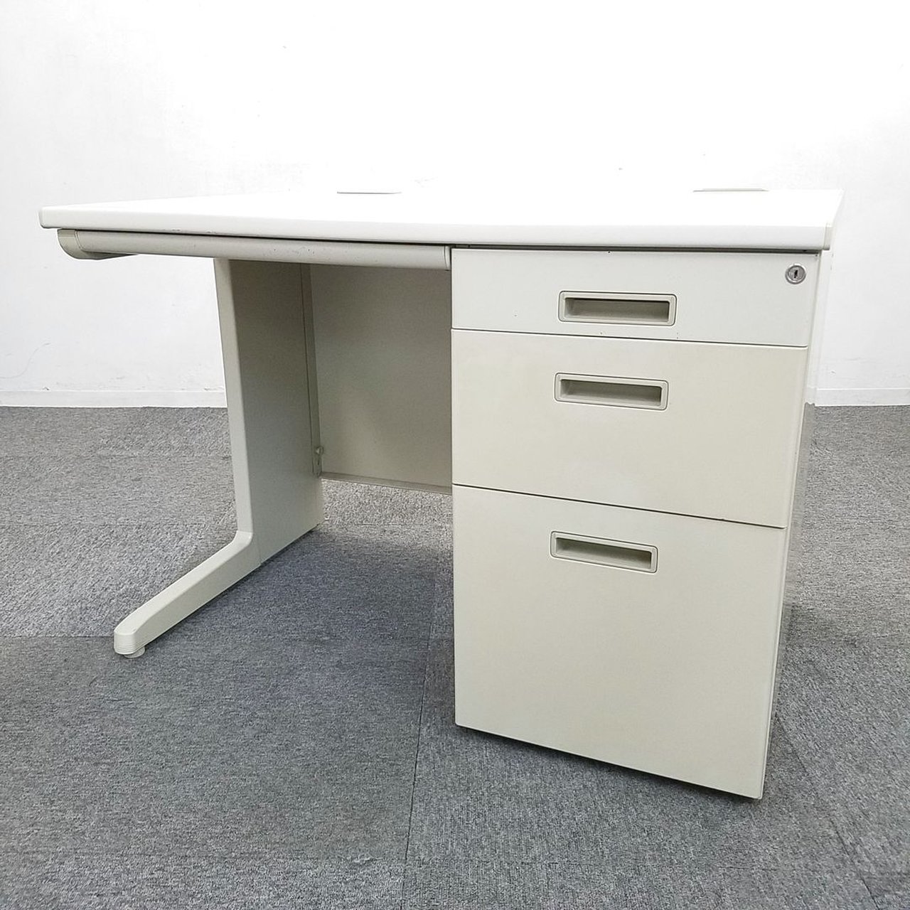 汚れが目立たず事務作業がやりやすい！収納付きのオフィスデスク入荷！横幅1000/ニューグレー/片袖机
                        その他シリーズ
                                    中古
            